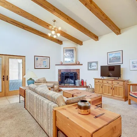 Sunny Vacation With Fireplace And Yard