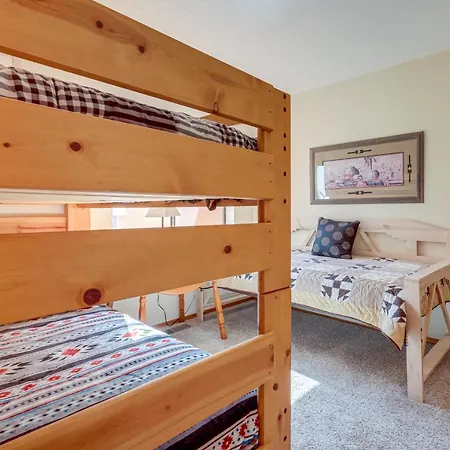 Sunny Vacation With Fireplace And Yard Holiday home *